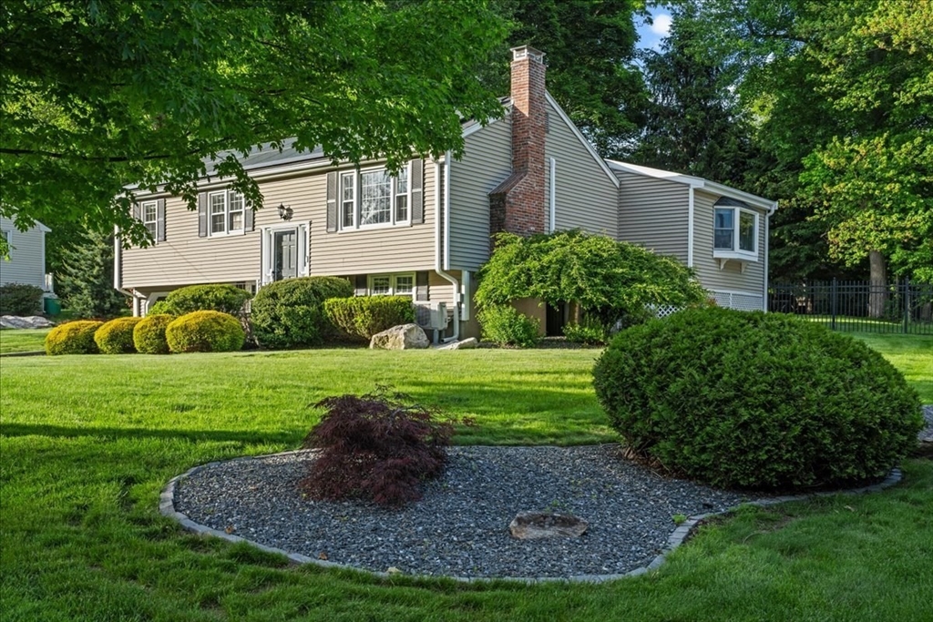 8 Ted Lane, Southborough, Massachusetts, 3 Bedrooms Bedrooms, 9 Rooms Rooms,1.5 BathroomsBathrooms,Residential,For Sale,Ted Lane,73533053