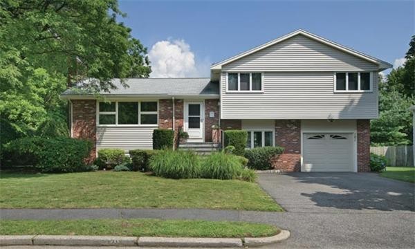 121 Andrew Street, Newton, Massachusetts, 3 Bedrooms Bedrooms, 7 Rooms Rooms,2.5 BathroomsBathrooms,Residential Lease,For Rent,Andrew Street,73533074