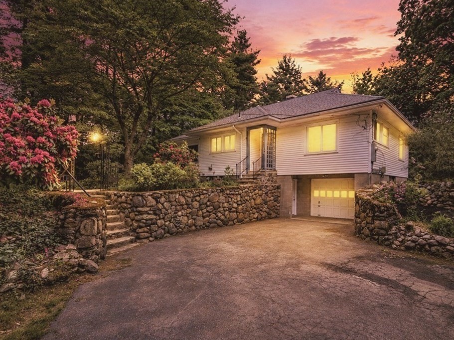 301 Lincoln St, Franklin, Massachusetts, 2 Bedrooms Bedrooms, 5 Rooms Rooms,1.5 BathroomsBathrooms,Residential,For Sale,Lincoln St,73533097