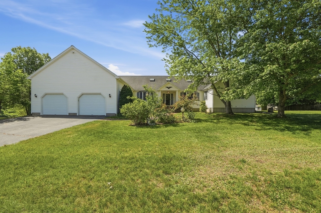 1 Daniel Ter, West Bridgewater, Massachusetts, 3 Bedrooms Bedrooms, 9 Rooms Rooms,3.5 BathroomsBathrooms,Residential,For Sale,Daniel Ter,73532986
