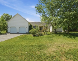 1 Daniel Ter, West Bridgewater, Massachusetts, 3 Bedrooms Bedrooms, 9 Rooms Rooms,3.5 BathroomsBathrooms,Residential,For Sale,Daniel Ter,73532986
