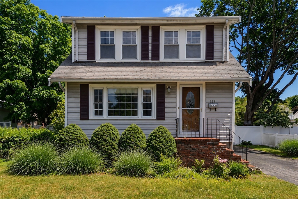 216 Park Ave, Weymouth, Massachusetts, 3 Bedrooms Bedrooms, 6 Rooms Rooms,1.5 BathroomsBathrooms,Residential,For Sale,Park Ave,73533159