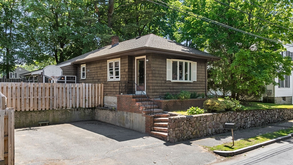 15 Quannapowitt Ave, Wakefield, Massachusetts, 3 Bedrooms Bedrooms, 7 Rooms Rooms,1 BathroomBathrooms,Residential,For Sale,Quannapowitt Ave,73533194