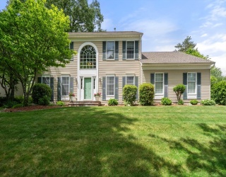 15 Winthrop Dr., Franklin, Massachusetts, 4 Bedrooms Bedrooms, 10 Rooms Rooms,2.5 BathroomsBathrooms,Residential,For Sale,Winthrop Dr.,73533211
