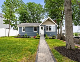 12 Arlington St., Weymouth, Massachusetts, 3 Bedrooms Bedrooms, 4 Rooms Rooms,1.5 BathroomsBathrooms,Residential,For Sale,Arlington St.,73532575