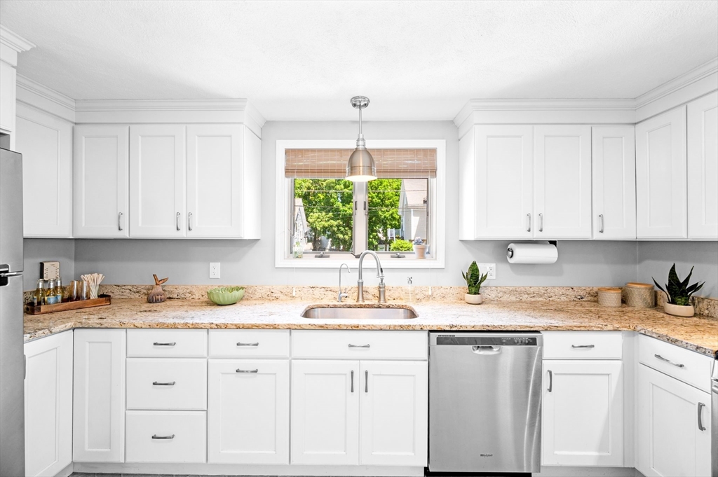 6 Lenox, Beverly, Massachusetts, 2 Bedrooms Bedrooms, 5 Rooms Rooms,1.5 BathroomsBathrooms,Residential,For Sale,Lenox,73533235
