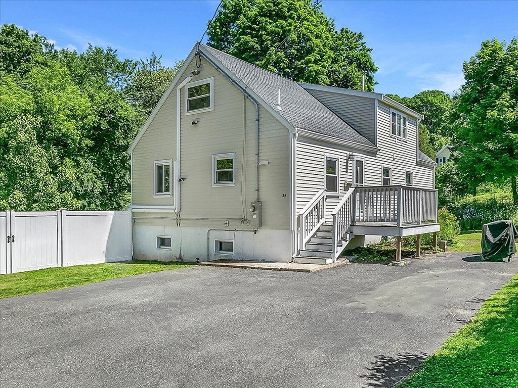 25 King Terrace, Beverly, Massachusetts, 4 Bedrooms Bedrooms, 10 Rooms Rooms,2 BathroomsBathrooms,Residential,For Sale,King Terrace,73533186