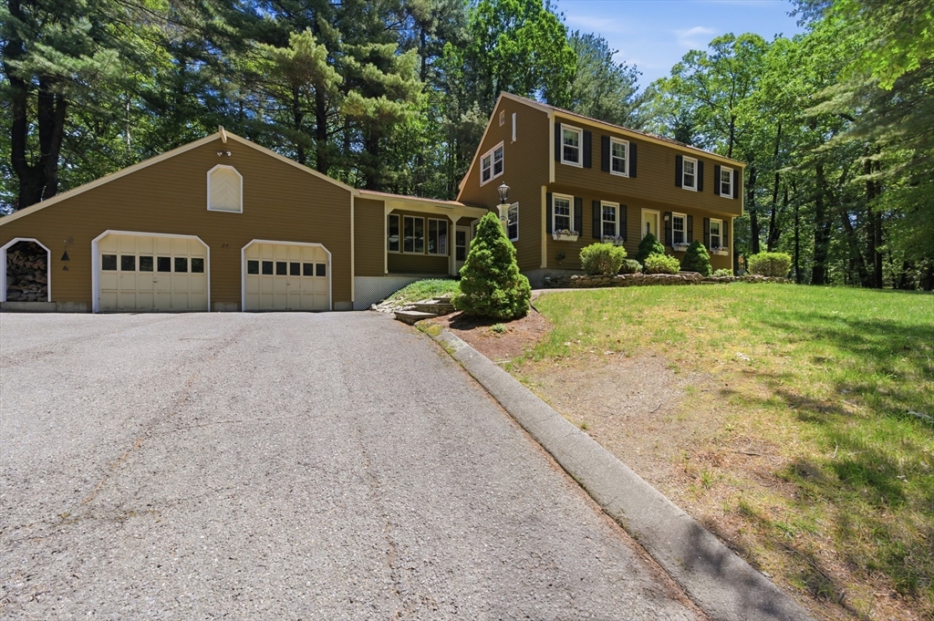 24 Novak Circle, Dracut, Massachusetts, 3 Bedrooms Bedrooms, 6 Rooms Rooms,1.5 BathroomsBathrooms,Residential,For Sale,Novak Circle,73532858