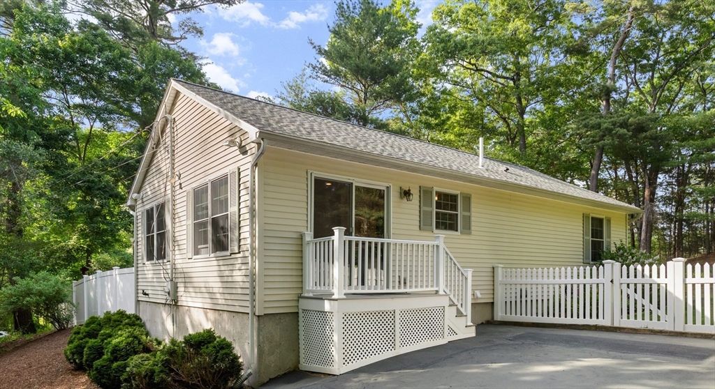 4 Circle St, Middleton, Massachusetts, 3 Bedrooms Bedrooms, 6 Rooms Rooms,2 BathroomsBathrooms,Residential,For Sale,Circle St,73533496