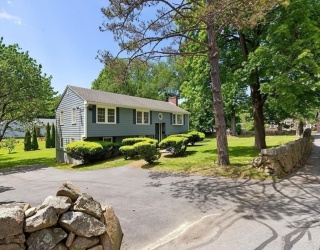 1 Brackenbury Lane, Beverly, Massachusetts, 4 Bedrooms Bedrooms, 10 Rooms Rooms,2.5 BathroomsBathrooms,Residential,For Sale,Brackenbury Lane,73533153