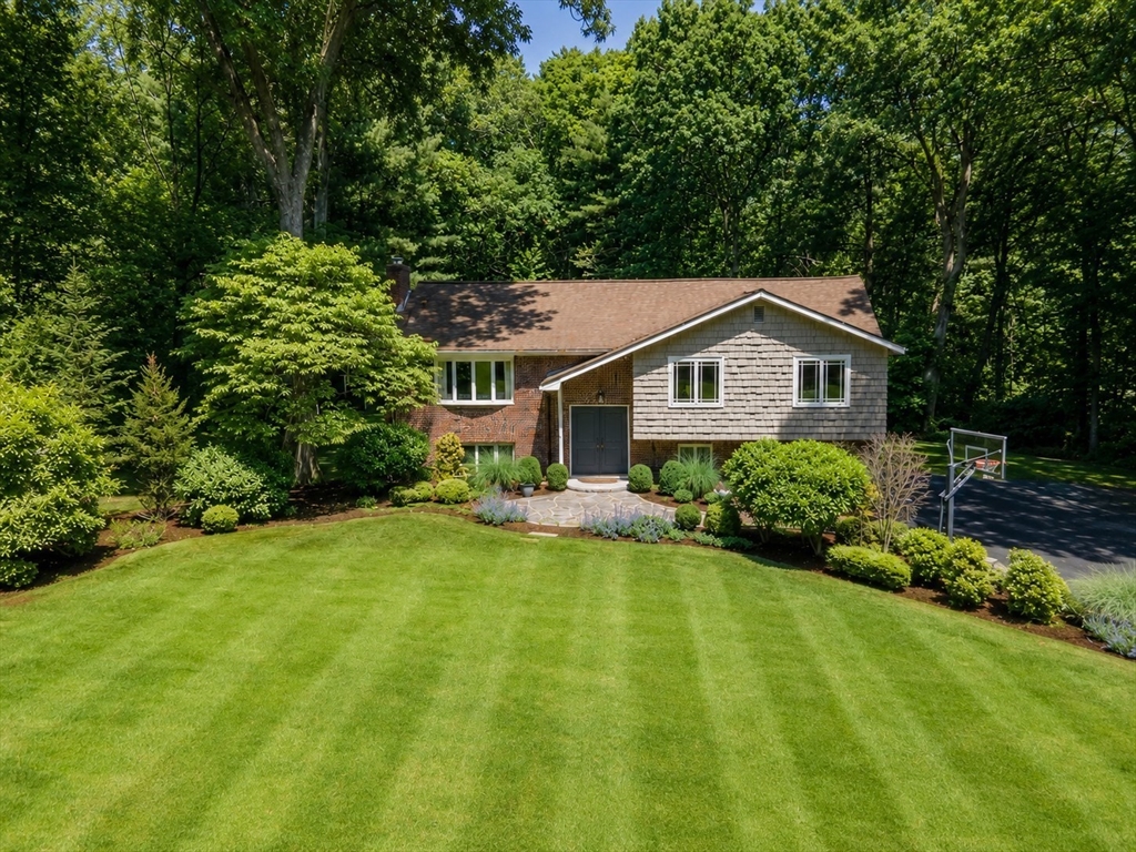13 Aqueduct Rd, Natick, Massachusetts, 3 Bedrooms Bedrooms, 10 Rooms Rooms,3 BathroomsBathrooms,Residential,For Sale,Aqueduct Rd,73533301