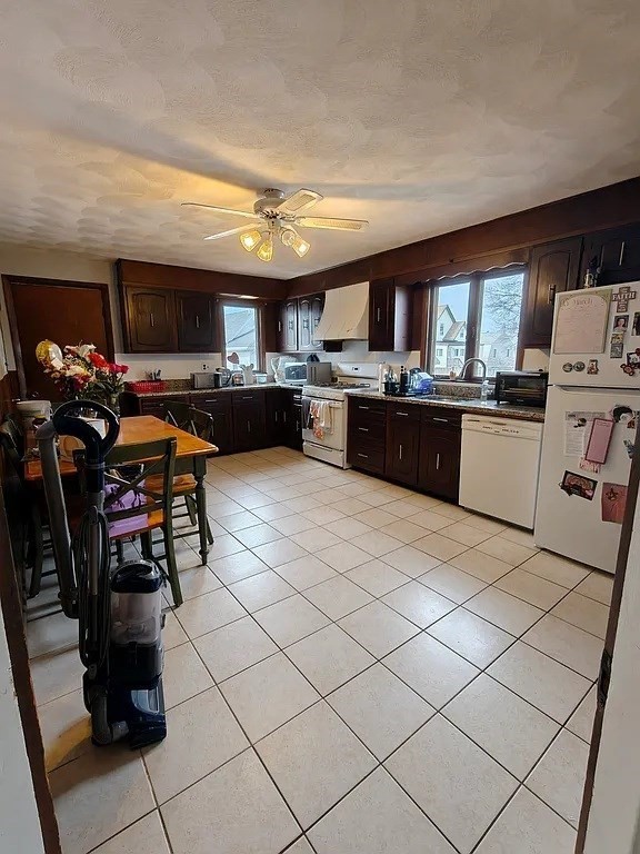 82 Grant Ave, Medford, Massachusetts, 3 Bedrooms Bedrooms, 5 Rooms Rooms,1 BathroomBathrooms,Residential Lease,For Rent,Grant Ave,73533414
