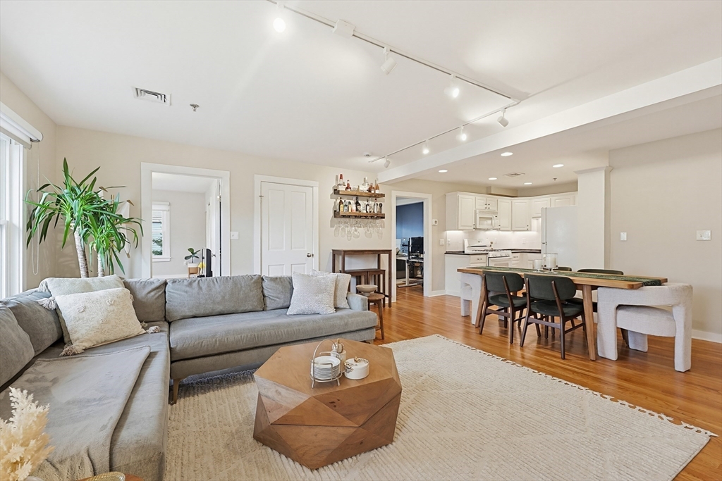 12 Benton St, Stoneham, Massachusetts, 2 Bedrooms Bedrooms, 4 Rooms Rooms,1.5 BathroomsBathrooms,Residential,For Sale,Benton St,73533345