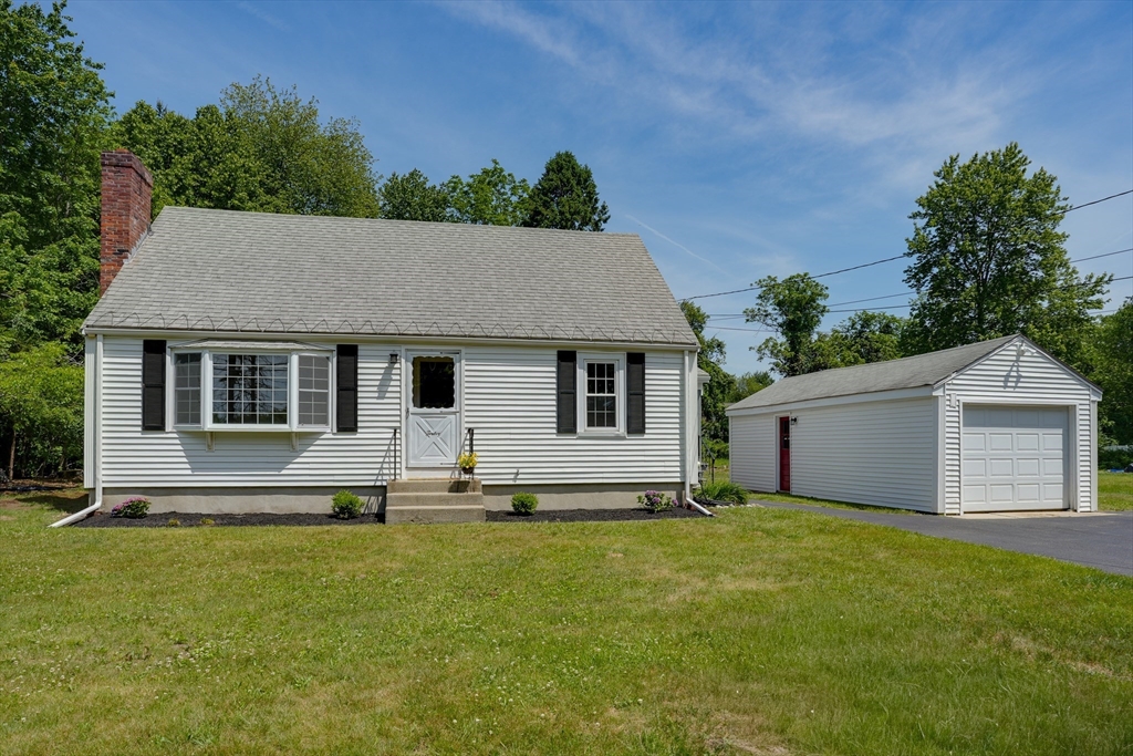 12 Kelley Street, Medway, Massachusetts, 3 Bedrooms Bedrooms, 6 Rooms Rooms,1.5 BathroomsBathrooms,Residential,For Sale,Kelley Street,73532793