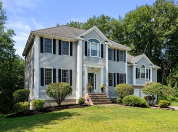 4 Green Meadow Dr, Lynnfield, Massachusetts, 4 Bedrooms Bedrooms, 12 Rooms Rooms,2.5 BathroomsBathrooms,Residential,For Sale,Green Meadow Dr,73490658