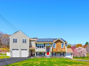 2 Kimberly Ln, Blackstone, Massachusetts, 4 Bedrooms Bedrooms, 6 Rooms Rooms,2 BathroomsBathrooms,Residential,For Sale,Kimberly Ln,73509913