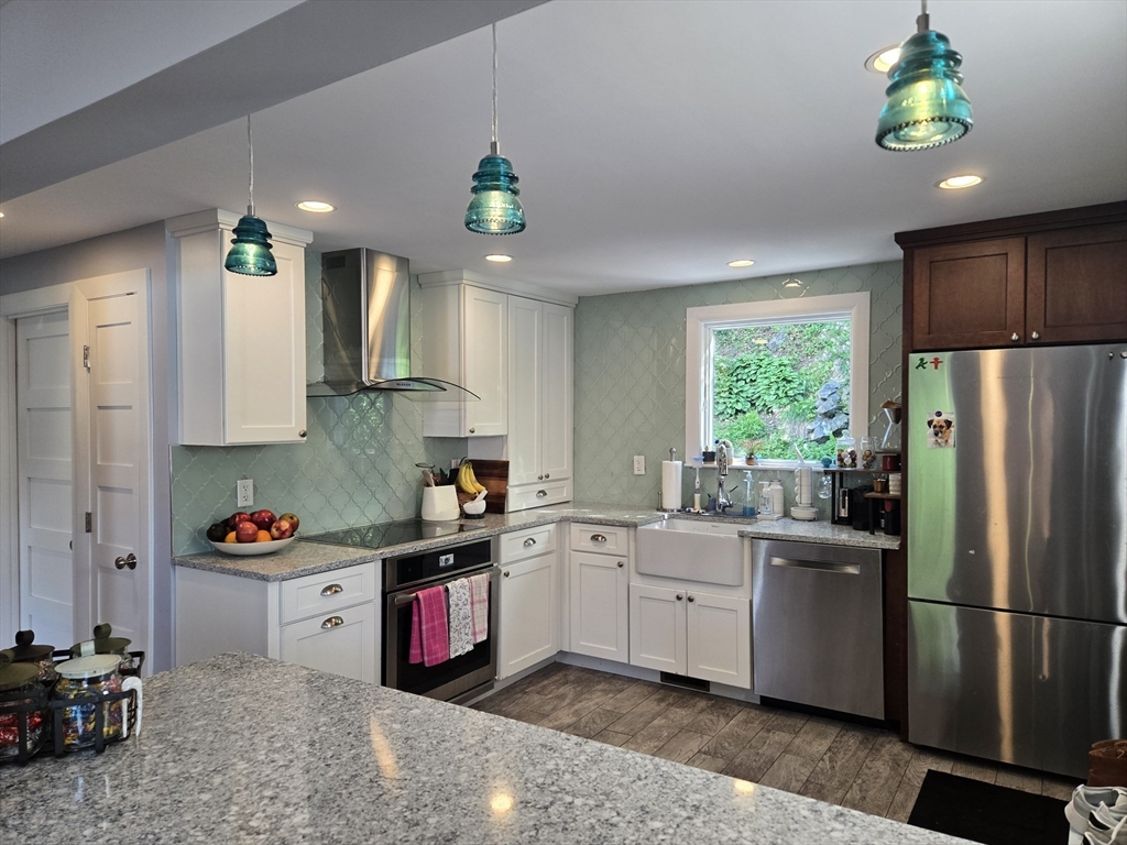 4 Mount Vernon, Boston, Massachusetts, 3 Bedrooms Bedrooms, 7 Rooms Rooms,3 BathroomsBathrooms,Residential Lease,For Rent,Mount Vernon,73533501