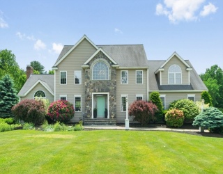 307 Chestnut Street, Hudson, Massachusetts, 4 Bedrooms Bedrooms, 8 Rooms Rooms,2.5 BathroomsBathrooms,Residential,For Sale,Chestnut Street,73533546