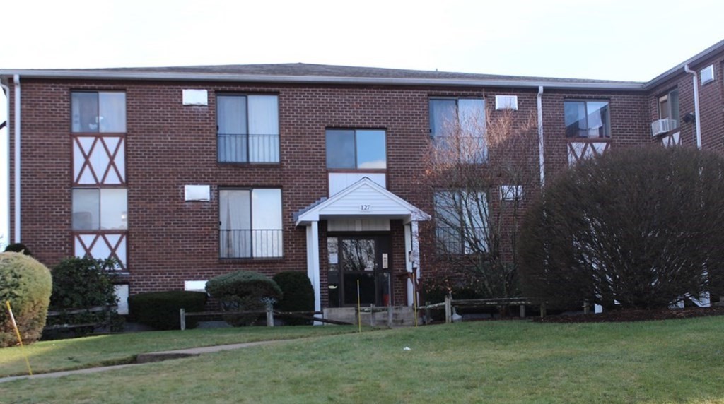 127 Kings St, Franklin, Massachusetts, 2 Bedrooms Bedrooms, 4 Rooms Rooms,1 BathroomBathrooms,Residential,For Sale,Kings St,73533567