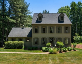 180 Loomis Ridge, Westfield, Massachusetts, 4 Bedrooms Bedrooms, 9 Rooms Rooms,2.5 BathroomsBathrooms,Residential,For Sale,Loomis Ridge,73533951