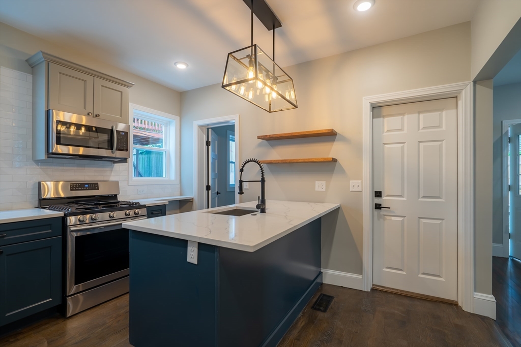 101 Draper St, Boston, Massachusetts, 3 Bedrooms Bedrooms, 5 Rooms Rooms,2 BathroomsBathrooms,Residential Lease,For Rent,Draper St,73533782