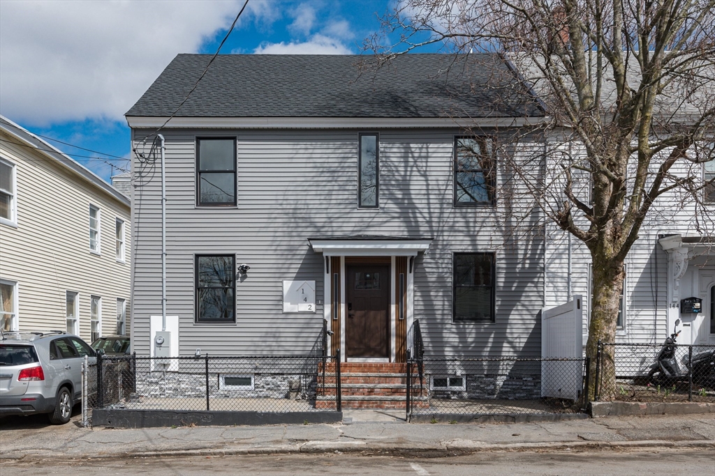 142 Concord St, Lowell, Massachusetts, 4 Bedrooms Bedrooms, 10 Rooms Rooms,3.5 BathroomsBathrooms,Residential,For Sale,Concord St,73498732