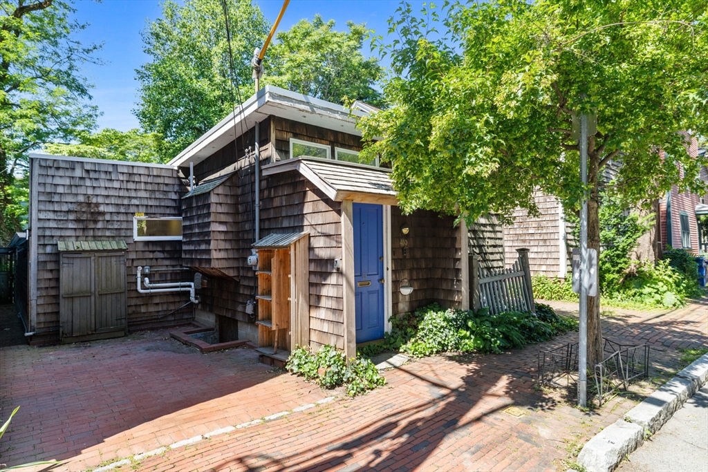 410 Franklin Street, Cambridge, Massachusetts, 2 Bedrooms Bedrooms, 4 Rooms Rooms,2 BathroomsBathrooms,Residential,For Sale,Franklin Street,73533777