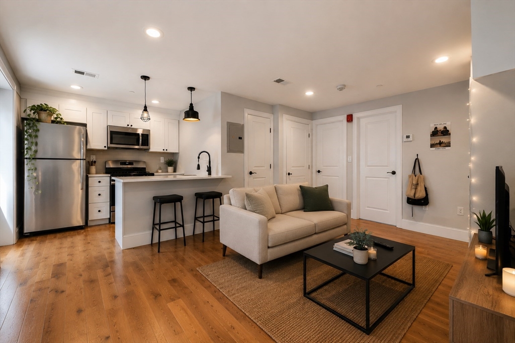 143 Everett Street, Boston, Massachusetts, 3 Bedrooms Bedrooms, 4 Rooms Rooms,2 BathroomsBathrooms,Residential Lease,For Rent,Everett Street,73533643