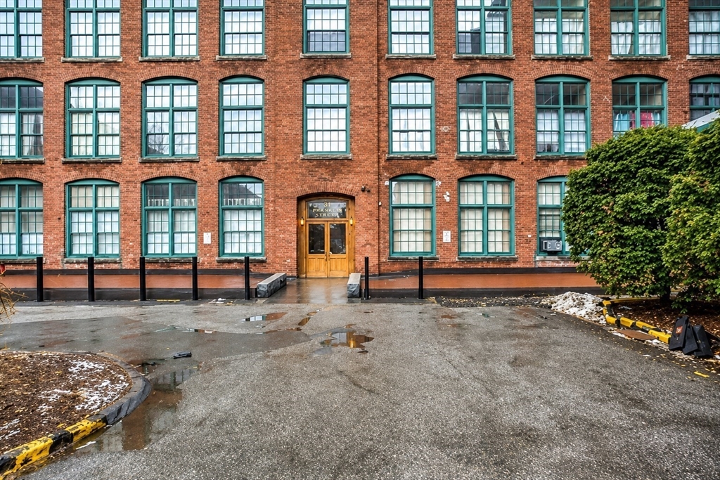 200 Market St, Lowell, Massachusetts, 1 Bedroom Bedrooms, 3 Rooms Rooms,1 BathroomBathrooms,Residential Lease,For Rent,Market St,73533699