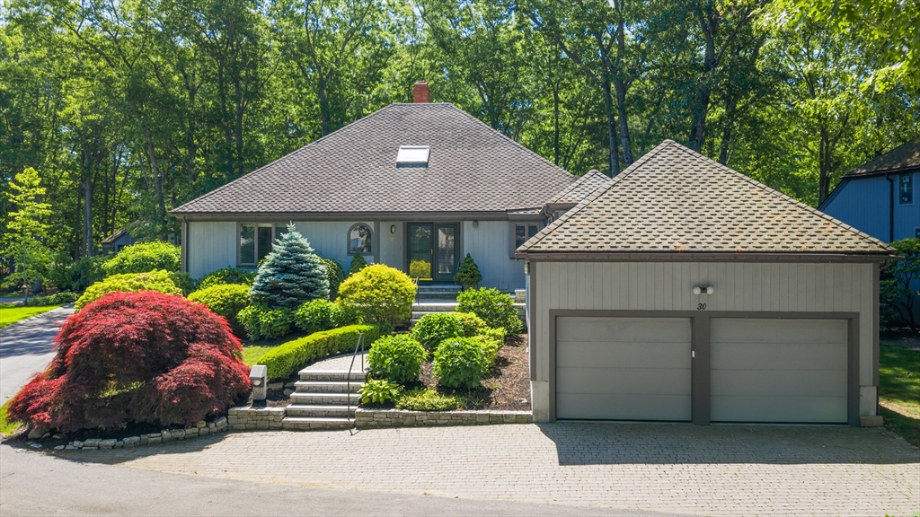 One Salem Street, Swampscott, Massachusetts, 3 Bedrooms Bedrooms, 8 Rooms Rooms,3.5 BathroomsBathrooms,Residential,For Sale,Salem Street,73533775