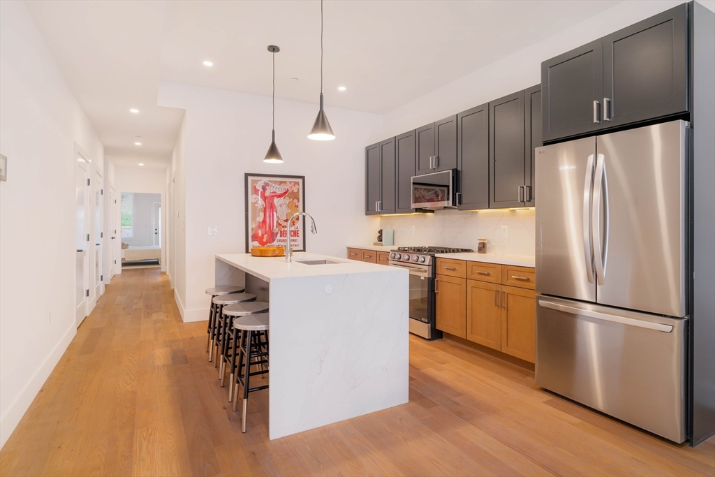 231 Everett Street, Boston, Massachusetts, 2 Bedrooms Bedrooms, 5 Rooms Rooms,2 BathroomsBathrooms,Residential,For Sale,Everett Street,73534369