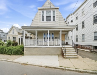 32 Irwin St, Winthrop, Massachusetts, 5 Bedrooms Bedrooms, 14 Rooms Rooms,4 BathroomsBathrooms,Residential Income,For Sale,Irwin St,73534385