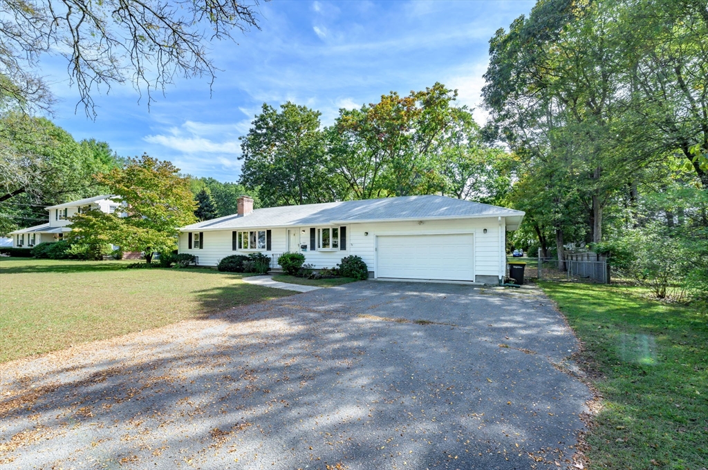 557 Maple, Longmeadow, Massachusetts, 3 Bedrooms Bedrooms, 7 Rooms Rooms,2 BathroomsBathrooms,Residential Lease,For Rent,Maple,73534379