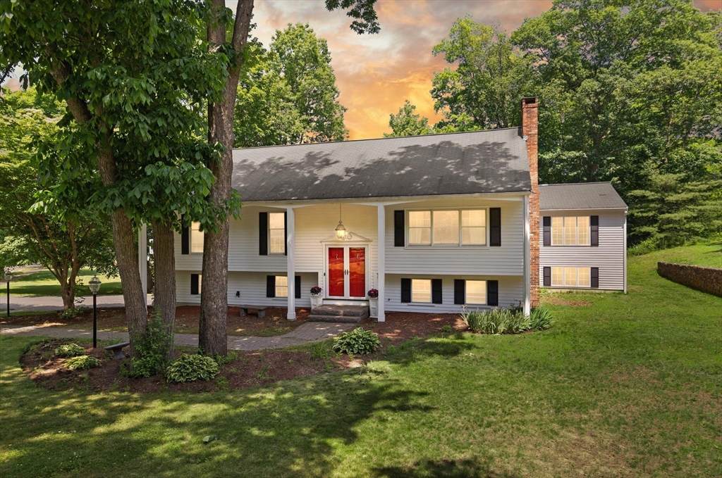 4 Pentucket Ln, Danvers, Massachusetts, 3 Bedrooms Bedrooms, 9 Rooms Rooms,3 BathroomsBathrooms,Residential,For Sale,Pentucket Ln,73534378
