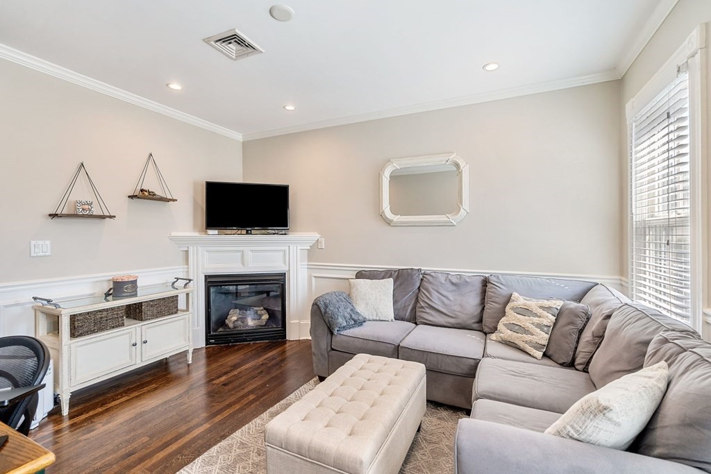 176 Bowen St, Boston, Massachusetts, 2 Bedrooms Bedrooms, 4 Rooms Rooms,1 BathroomBathrooms,Residential Lease,For Rent,Bowen St,73528875