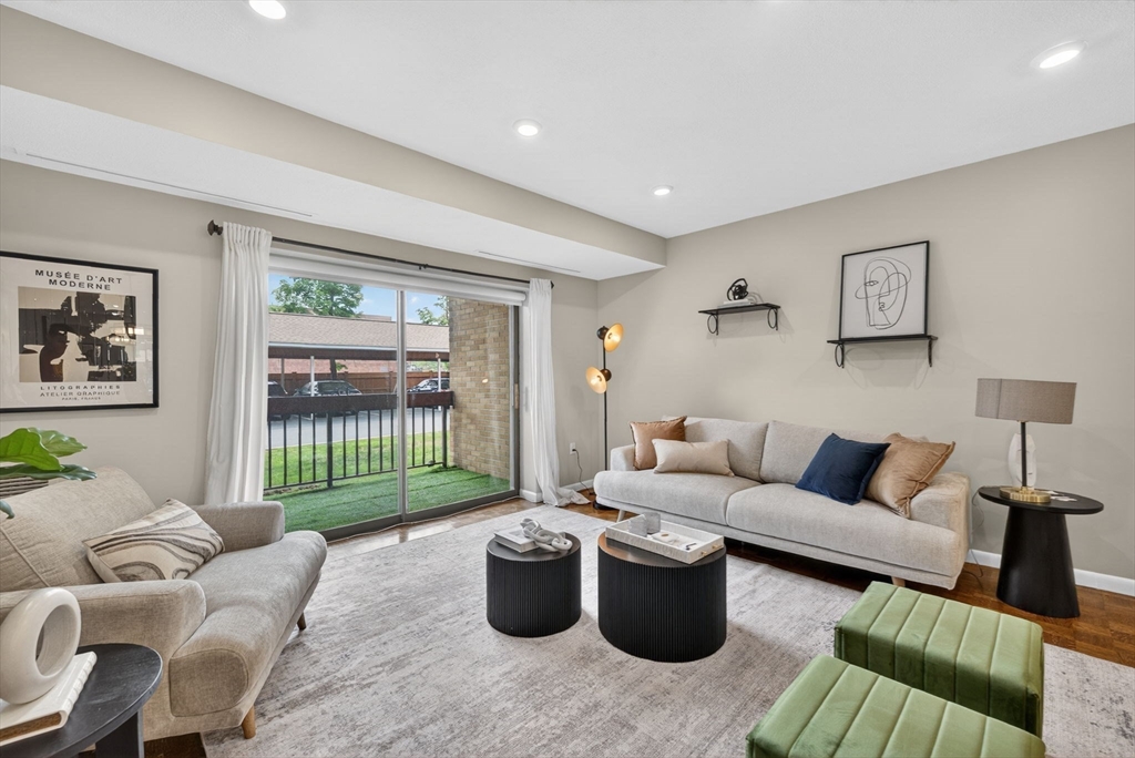 41 Centre St, Brookline, Massachusetts, 1 Bedroom Bedrooms, 3 Rooms Rooms,1 BathroomBathrooms,Residential,For Sale,Centre St,73534009