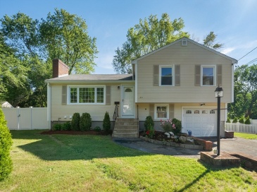 221 Totten Pond Rd, Waltham, Massachusetts, 3 Bedrooms Bedrooms, 6 Rooms Rooms,2.5 BathroomsBathrooms,Residential,For Sale,Totten Pond Rd,73534085