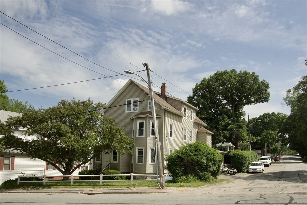 696 Grafton St, Worcester, Massachusetts, 7 Bedrooms Bedrooms, 15 Rooms Rooms,4 BathroomsBathrooms,Residential Income,For Sale,Grafton St,73534227