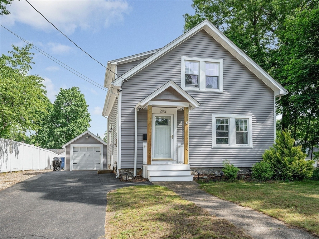 202 Salem St, Wakefield, Massachusetts, 3 Bedrooms Bedrooms, 6 Rooms Rooms,1 BathroomBathrooms,Residential,For Sale,Salem St,73534216
