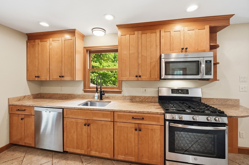50 Melrose Ave, Tewksbury, Massachusetts, 4 Bedrooms Bedrooms, 9 Rooms Rooms,4 BathroomsBathrooms,Residential,For Sale,Melrose Ave,73534107