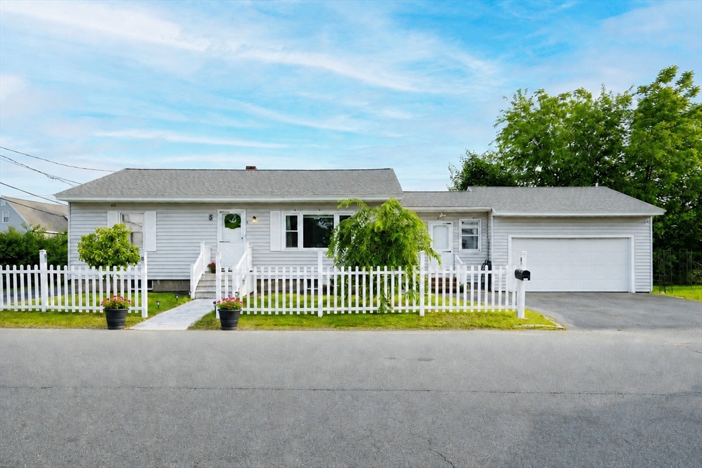 5 Meriline Ave, Methuen, Massachusetts, 2 Bedrooms Bedrooms, 5 Rooms Rooms,1 BathroomBathrooms,Residential,For Sale,Meriline Ave,73534098