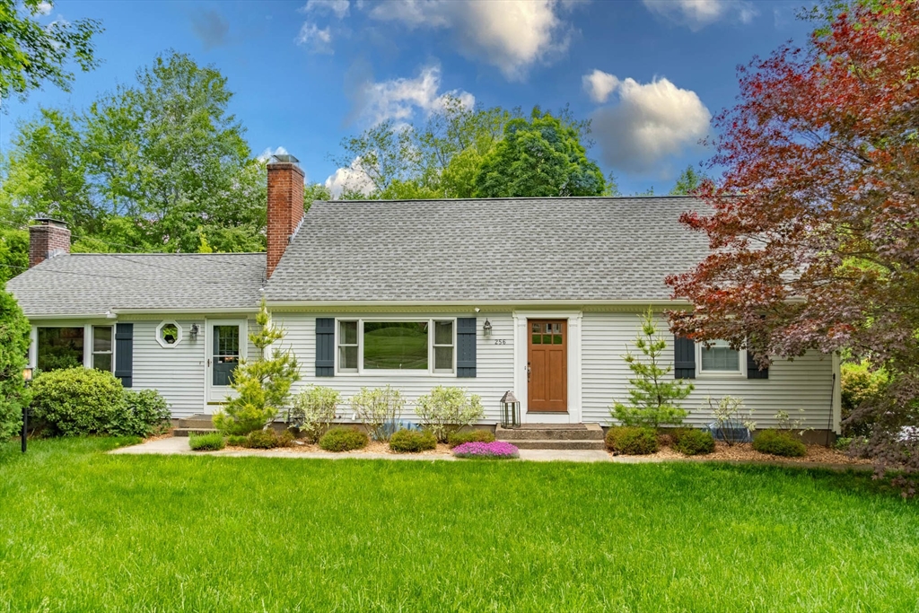 256 Mapleshade Ave, East Longmeadow, Massachusetts, 4 Bedrooms Bedrooms, 8 Rooms Rooms,2 BathroomsBathrooms,Residential,For Sale,Mapleshade Ave,73534254