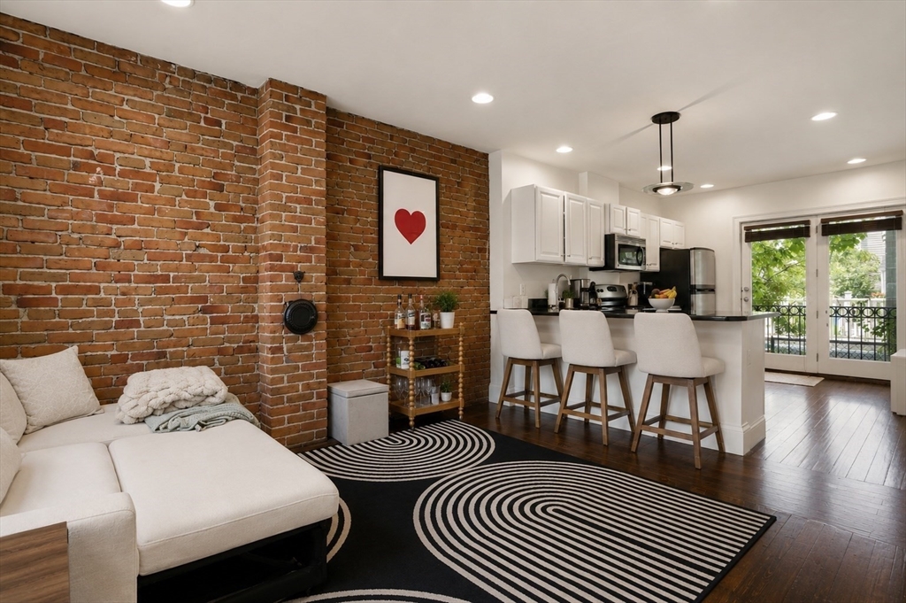 169 K St, Boston, Massachusetts, 2 Bedrooms Bedrooms, 4 Rooms Rooms,1.5 BathroomsBathrooms,Residential,For Sale,K St,73534319