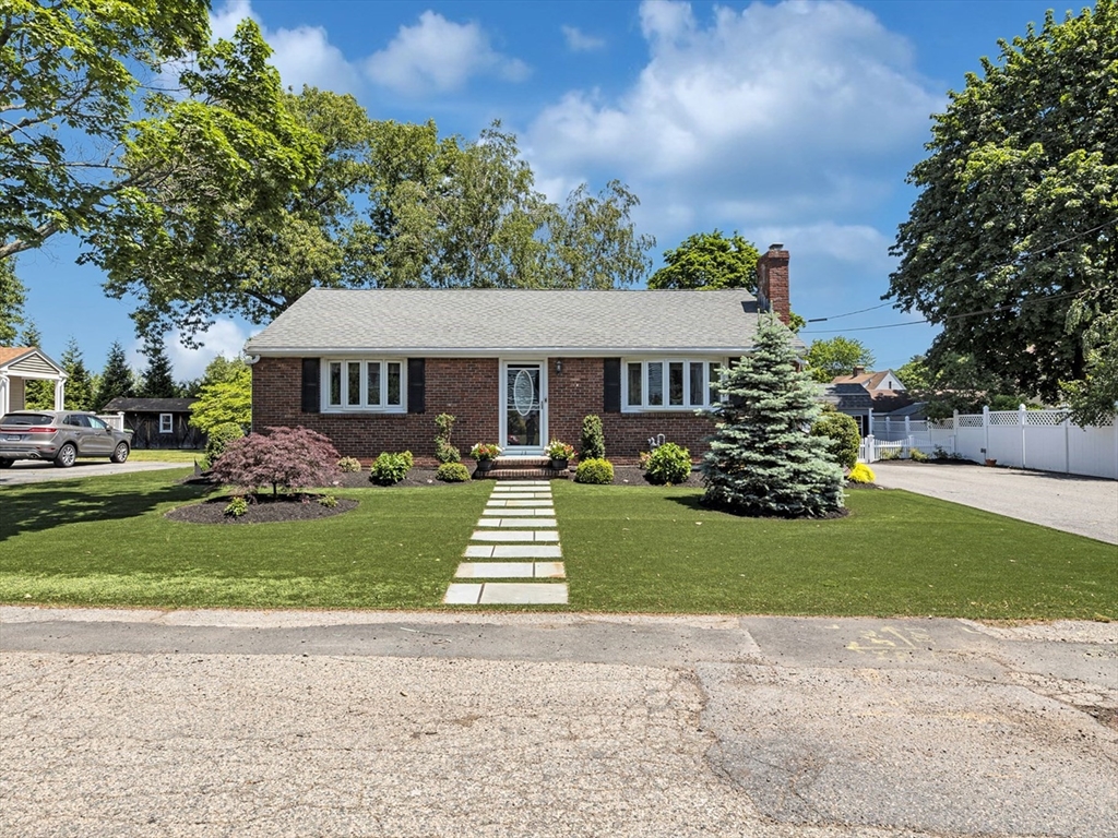 13 Willard St, Dedham, Massachusetts, 4 Bedrooms Bedrooms, 7 Rooms Rooms,2 BathroomsBathrooms,Residential,For Sale,Willard St,73533922