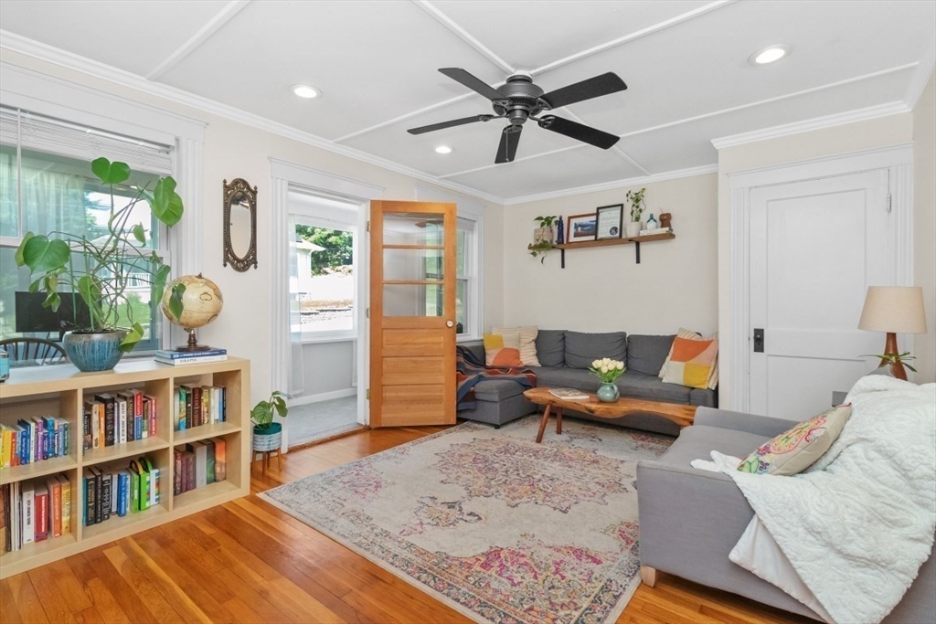 107 Lexington St, Watertown, Massachusetts, 2 Bedrooms Bedrooms, 6 Rooms Rooms,1 BathroomBathrooms,Residential,For Sale,Lexington St,73533858