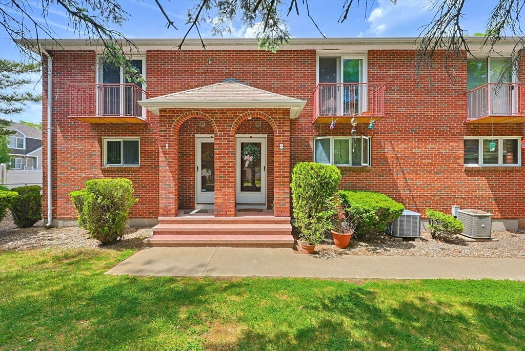 417 Brown St, Attleboro, Massachusetts, 2 Bedrooms Bedrooms, 5 Rooms Rooms,1.5 BathroomsBathrooms,Residential,For Sale,Brown St,73533929