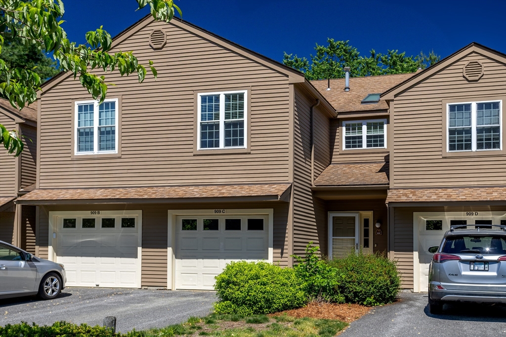 909 Ridgefield Cir, Clinton, Massachusetts, 2 Bedrooms Bedrooms, 5 Rooms Rooms,3 BathroomsBathrooms,Residential,For Sale,Ridgefield Cir,73534238