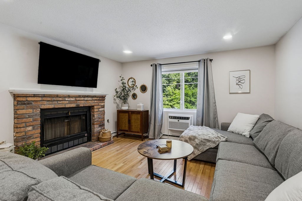 10 Erick Rd, Mansfield, Massachusetts, 2 Bedrooms Bedrooms, 5 Rooms Rooms,2 BathroomsBathrooms,Residential,For Sale,Erick Rd,73533642