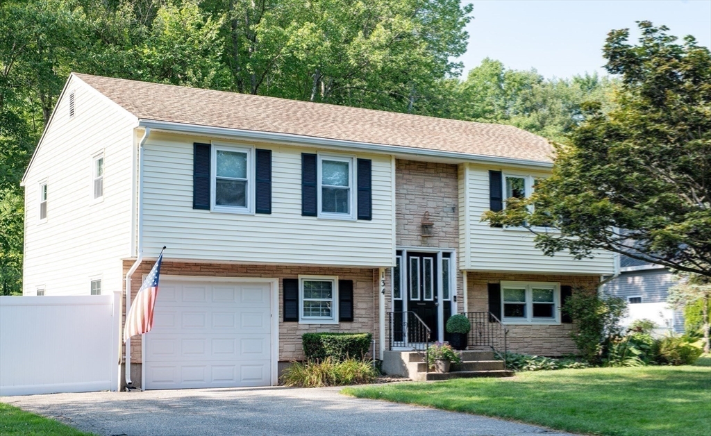134 Hendom Dr, Agawam, Massachusetts, 4 Bedrooms Bedrooms, 7 Rooms Rooms,2 BathroomsBathrooms,Residential,For Sale,Hendom Dr,73497602