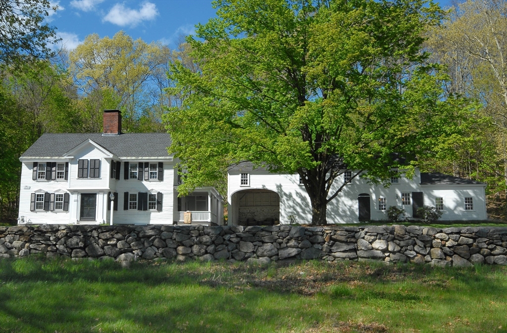 105 Lexington Rd, Concord, Massachusetts, 3 Bedrooms Bedrooms, 10 Rooms Rooms,2.5 BathroomsBathrooms,Residential,For Sale,Lexington Rd,73485637